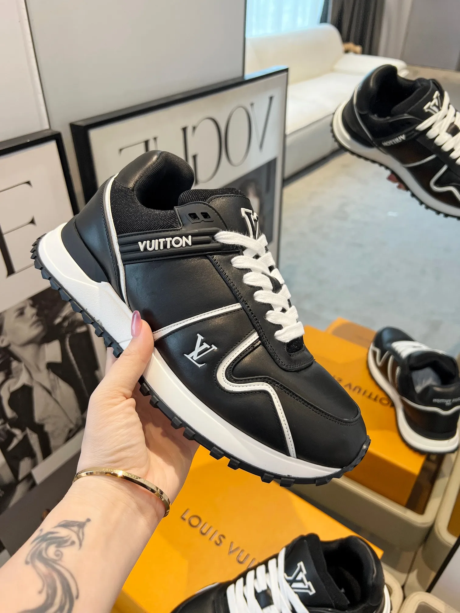 👟👟Ex-factory price 720👟👟 .LV Louis Vuitton's latest model, Phat Ding couple's thick-soled casual sneakers, original 1:1 production. Exquisite packaging at the counter [Celebration] ▪️Fabric: Original customized imported first-layer cowhide ▪️Inner lining: Customized breathable mesh ▪️Outsole: Original open-molded TPU combination outsole ▪️Sole thickness: 3.5CM ▪️Size: Women's 35-42/ Men's 39-46